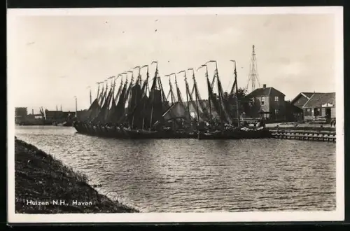 AK Huizen /N. H., Hafen mit Fischerbooten