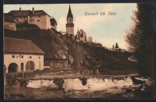 AK Haslach /Ob.-Oest., Uferpartie mit Kirche