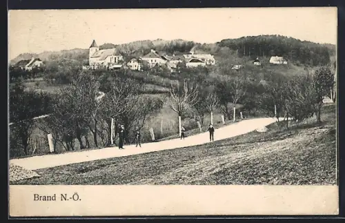 AK Brand-Laaben /N.-Ö., Strasse am Ortsrand mit Blick zur Kirche