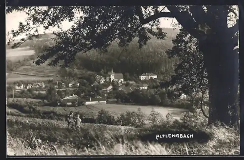 AK Altlengbach, Ortsansicht mit Kirche und Waldgebiet