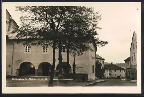 AK Hofkirchen im Mühlkreis, Strassenpartie an einem Brunnen