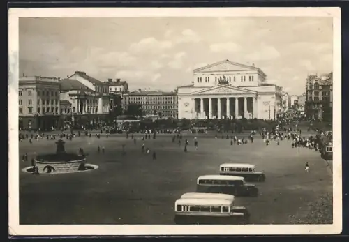 AK Moskau, Platz mit Passanten und Bussen