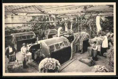 AK Zicht in een moderne vlasvezelfabriek, Arbeiter verarbeiten Flachs in der Fabrik