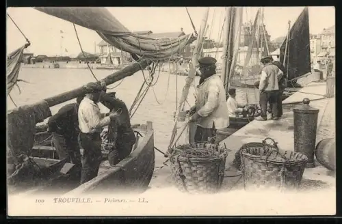 AK Trouville, Pecheurs, Fischer bei ihren Booten