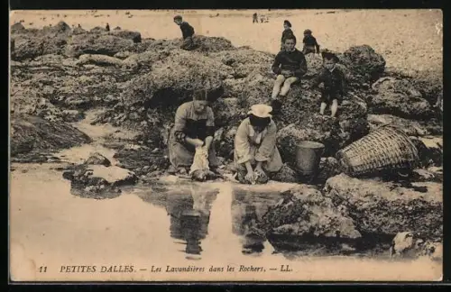 AK Petites Dalles, Les Lavandieres dans les Rochers, Waschfrauen bei der Arbeit