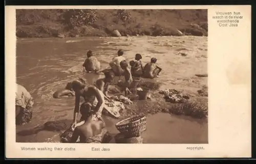 AK East Java, Women washing their clothes, Waschfrauen am Flussufer
