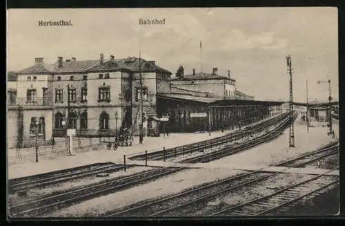 AK Herbesthal, Bahnhof mit Bahnsteig und Gleisen
