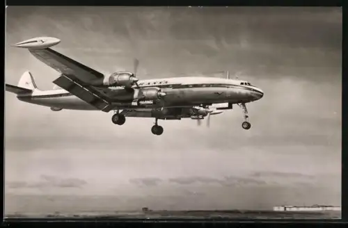 AK Lufthansa Flugzeug Lockheed Super G Constellation kurz vor der Landung