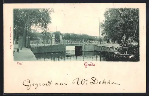 AK Gouda, Vest, Ortspartie mit Brücke