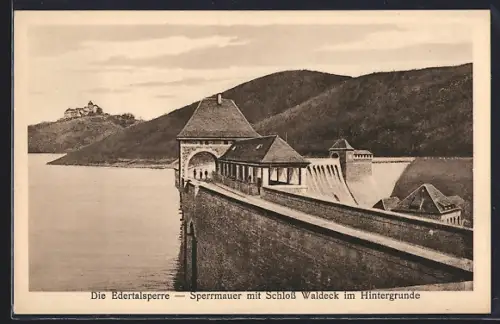 AK Edertalsperre, Sperrmauer mit Schloss Waldeck im Hintergrund