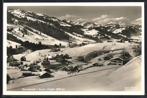 AK Gunzesried i. bayer. Allgäu, Winteransicht des Dorfes und der umliegenden Berge