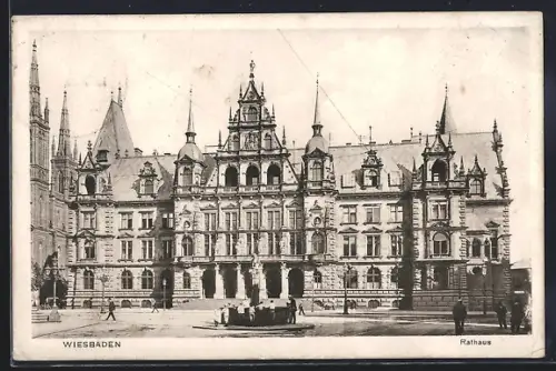 AK Wiesbaden, Rathaus mit Vorplatz
