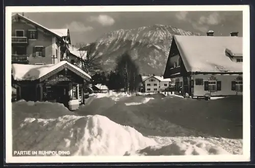 AK Ruhpolding, Dorfstrasse im Winter mit Rauschberg