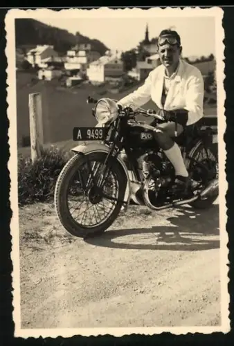Fotografie Motorrad Puch, Kradfahrer mit Schutzbrille & Kennzeichen Wien