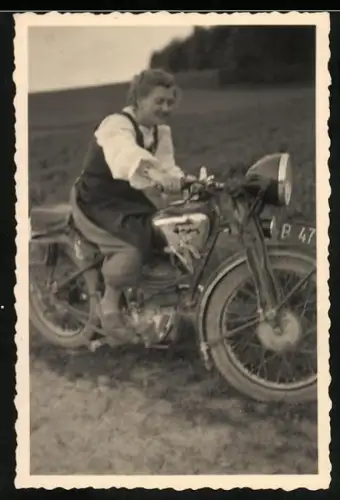 Fotografie Motorrad Puch, Hausfrau auf Krad mit Kennzeichen Niederösterreich