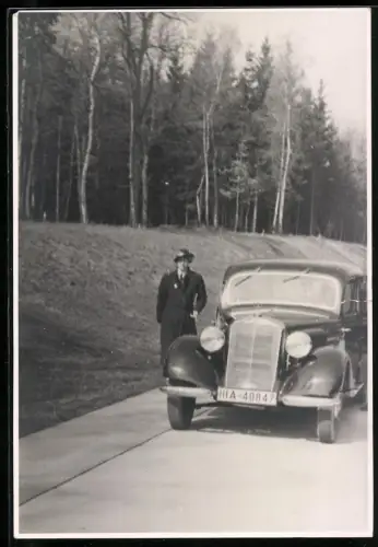 Fotografie Auto Mercedes Benz, Hausfrau neben Limousine auf einer Autobahn / Reichsautobahn