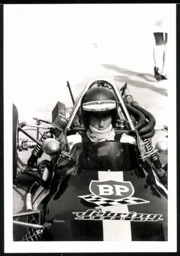 Fotografie Motorsport, Auto Formel Rennwagen, Rennfahrer im Rennwagen mit Reklame BP & Sebring Auspuff