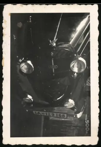 Fotografie Auto Wanderer, PKW mit Kennzeichen Berlin nachUnfall auf der Seite liegend 1935