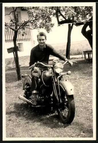 Fotografie Motorrad, stolzer Bursche auf Krad sitzend