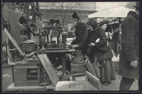 AK Graz, Impression aus dem Grazer Fetzenmarkt, Frau an einem Stand