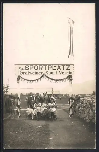Foto-AK Gratwein, Sportplatz des Gratweiner Sport Vereins, Gruppenbild