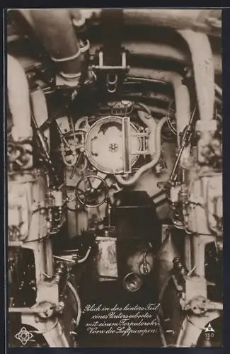 AK Blick in den hinteren Teil eines Unterseebootes mit einem Torpedorohr, vorn die Luftpumpen