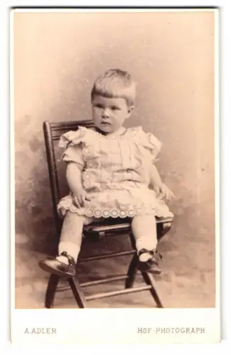 Fotografie A. Adler, Dresden, Victoriastrasse 21, Porträt eines kleinen Kindes auf Stuhl