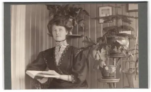 Fotografie unbekannter Fotograf und Ort, Dame mit Buch und Pflanzen