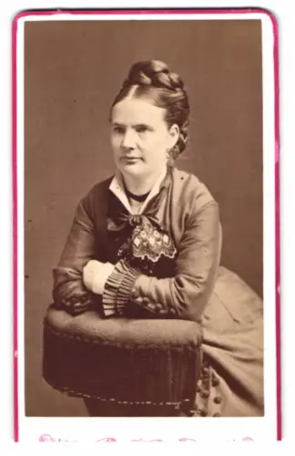 Fotografie Hanna Forthmeiier, Wexiö, Frau mit eleganter Frisur