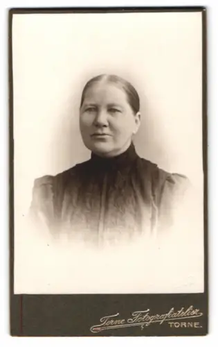 Fotografie Torne Fotografiatelier, Torne, Würdevolle Dame in zeitgenössischer Kleidung