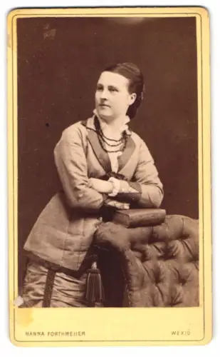 Fotografie Hanna Forthmeiier, Wexiö, Elegante Dame lehnt auf einem Sessel