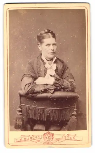 Fotografie S.M. Marcus, Ystad, Sitzende Dame mit elegantem Kleid