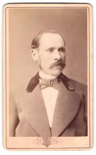 Fotografie Maria Tesch, Linköping, Nygatan 20, Porträt eines eleganten Herrn
