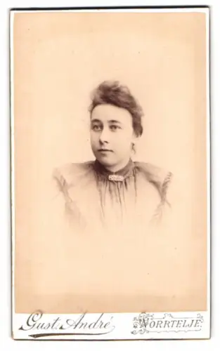 Fotografie Gust. André, Norrtelje, Porträt einer jungen Frau