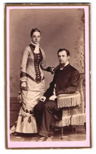 Fotografie Hastings, White & Fisher, Davenport /Iowa, Brady Street 320, Elegantes Paarporträt