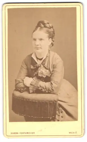 Fotografie Hanna Forthmeiier, Wexiö, Frau mit kunstvoller Frisur