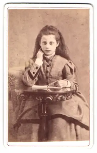 Fotografie Emma Holm, Carlskrona, Mädchen in elegantem Kleid