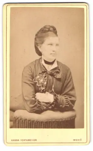 Fotografie Hanna Forthmeiier, Wexiö, Elegante Dame mit kunstvoller Frisur