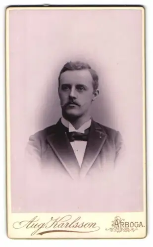 Fotografie Aug. Karlsson, Arboga, Porträt eines eleganten Herrn