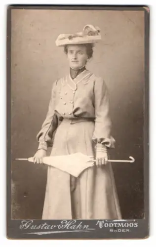 Fotografie Gustav Hahn, Todtmoos /Baden, Dame mit Hut und Schirm