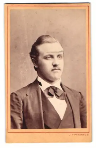 Fotografie J. P. Peterson, Göteborg, Porträt eines eleganten Mannes