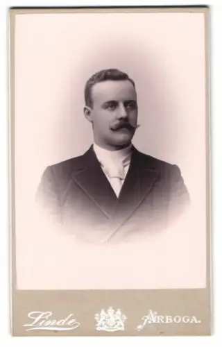 Fotografie A. Linde, Arboga, Eleganter Herr mit Schnurrbart