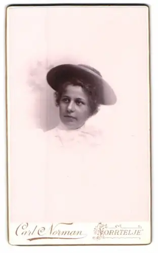 Fotografie Carl Norman, Norrtelje, Porträt einer Frau mit Hut