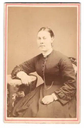 Fotografie Hanna Forthmeier, Helsingborg, Elegante Dame im dunklen Kleid