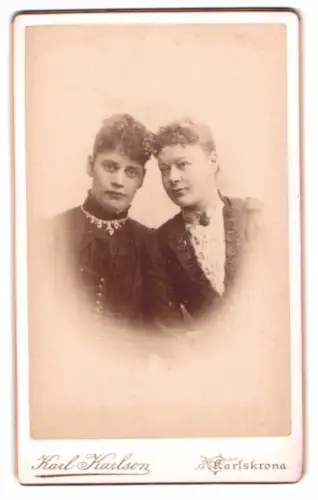 Fotografie Karl Karlson, Karlskrona, Ronnebygatan 28, Zwei Frauen im Porträt