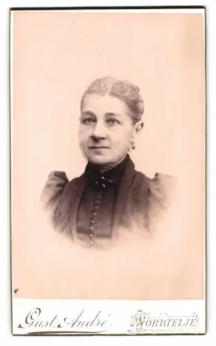 Fotografie Gust. André, Norrtelje, Porträt einer Dame