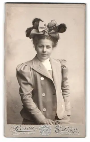 Fotografie C. Rosén, Stockholm, Drottninggatan 10, Porträt einer Frau mit Schleife
