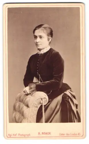 Fotografie H. Noack, Berlin, Unter den Linden 45, Porträt einer sitzenden Dame