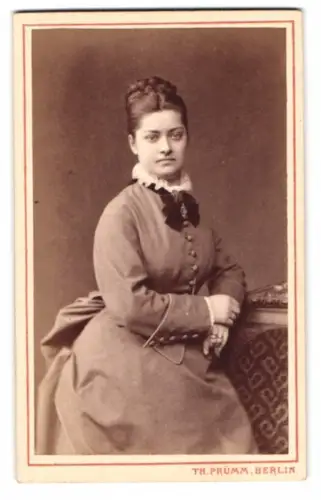 Fotografie Th. Prümm, Berlin, Unter den Linden 51, Porträt einer sitzenden Frau