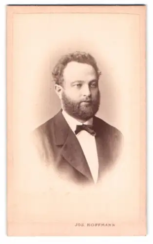 Fotografie Josef Hoffmann, Wien, Franz Josefs-Quai, Porträt eines bärtigen Mannes